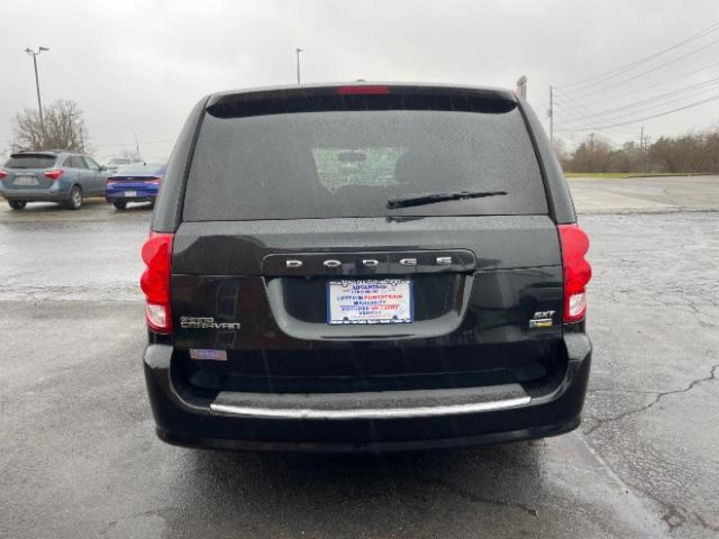 2017 Brilliant Black Crystal Pearl Coat Dodge Grand Caravan SXT (2C4RDGCG4HR) with an 3.6L V6 DOHC 24V engine, 6-Speed Automatic transmission, located at 1230 East Main St, Xenia, OH, 45385, (937) 908-9800, 39.687321, -83.910294 - Photo#4