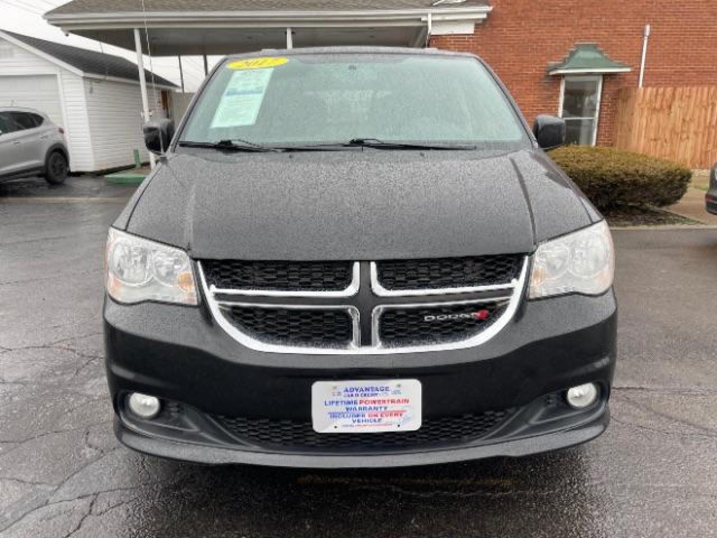 2017 Brilliant Black Crystal Pearl Coat Dodge Grand Caravan SXT (2C4RDGCG4HR) with an 3.6L V6 DOHC 24V engine, 6-Speed Automatic transmission, located at 1230 East Main St, Xenia, OH, 45385, (937) 908-9800, 39.687321, -83.910294 - Photo#5