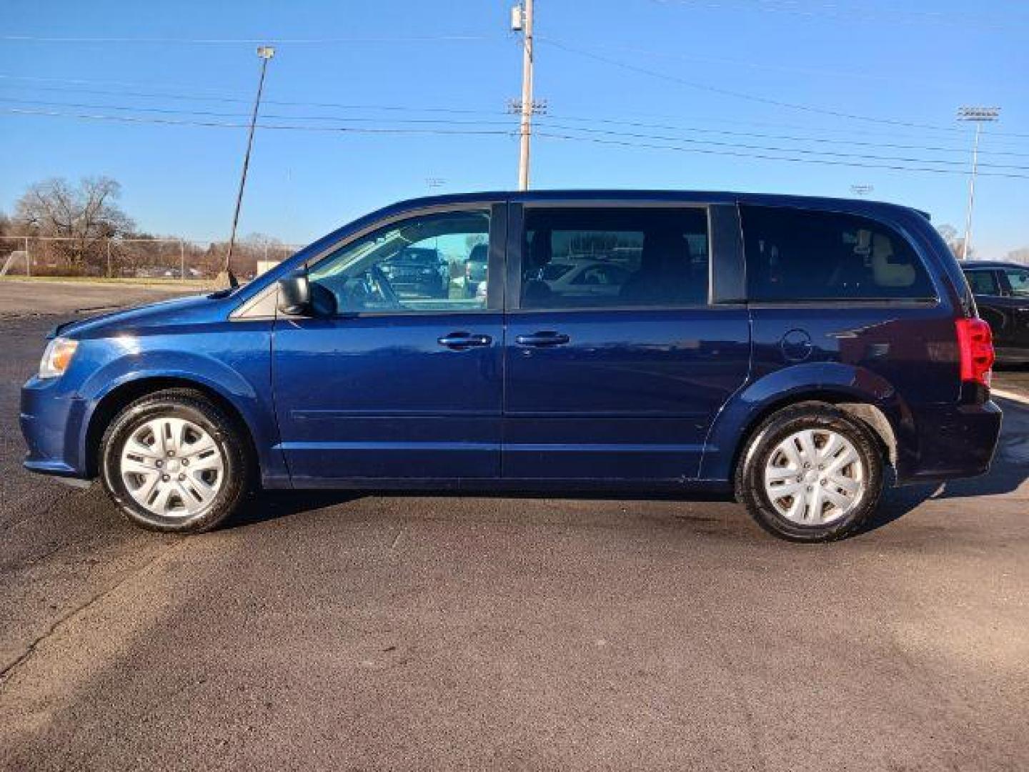 2017 Contusion Blue Pearl Coat Dodge Grand Caravan SE (2C4RDGBG6HR) with an 3.6L V6 DOHC 24V engine, 6-Speed Automatic transmission, located at 880 E. National Road, Vandalia, OH, 45377, (937) 908-9800, 39.892189, -84.181015 - Photo#3