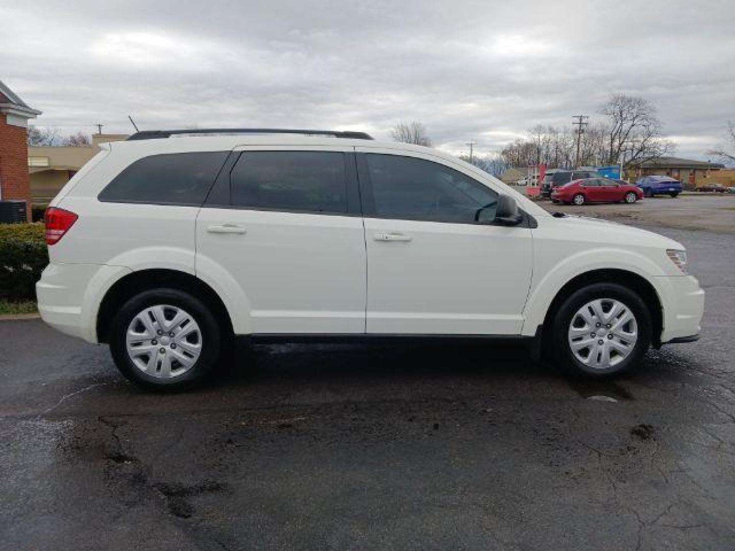 2017 White Dodge Journey SE (3C4PDCAB8HT) with an 2.4L L4 DOHC 16V engine, 4-Speed Automatic transmission, located at 1951 S Dayton Lakeview Rd., New Carlisle, OH, 45344, (937) 908-9800, 39.890999, -84.050255 - Photo#4