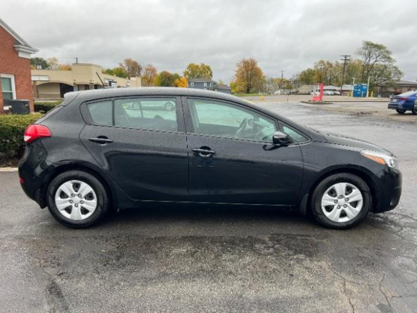 2017 Aurora Black Kia Forte 5-Door LX (KNAFK5A80H5) with an 2.0L L4 DOHC 16V engine, 6-Speed Automatic transmission, located at 880 E. National Road, Vandalia, OH, 45377, (937) 908-9800, 39.892189, -84.181015 - Photo#5