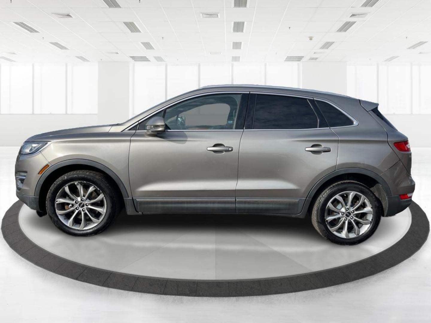 2017 Lincoln MKC Select AWD (5LMCJ2D95HU) with an 2.0L L4 DOHC 16V engine, 6-Speed Automatic transmission, located at 1184 Kauffman Ave, Fairborn, OH, 45324, (937) 908-9800, 39.807072, -84.030914 - 2017 Lincoln MKC Select AWD - Photo#5