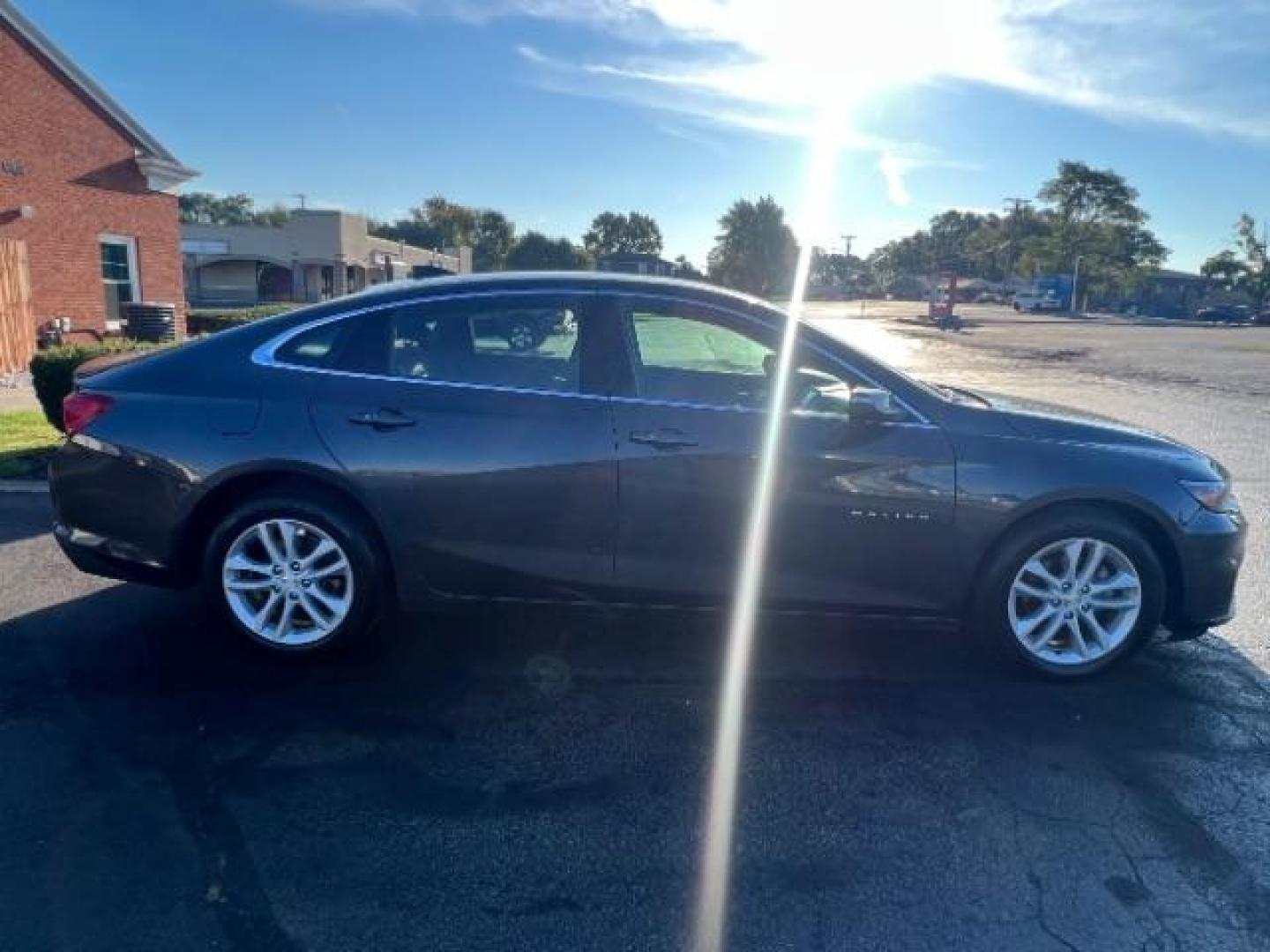 2018 Nightfall Gray Metallic Chevrolet Malibu LT (1G1ZD5ST9JF) with an 1.5L L4 DOHC 16V engine, 6-Speed Automatic transmission, located at 1230 East Main St, Xenia, OH, 45385, (937) 908-9800, 39.687321, -83.910294 - Photo#5