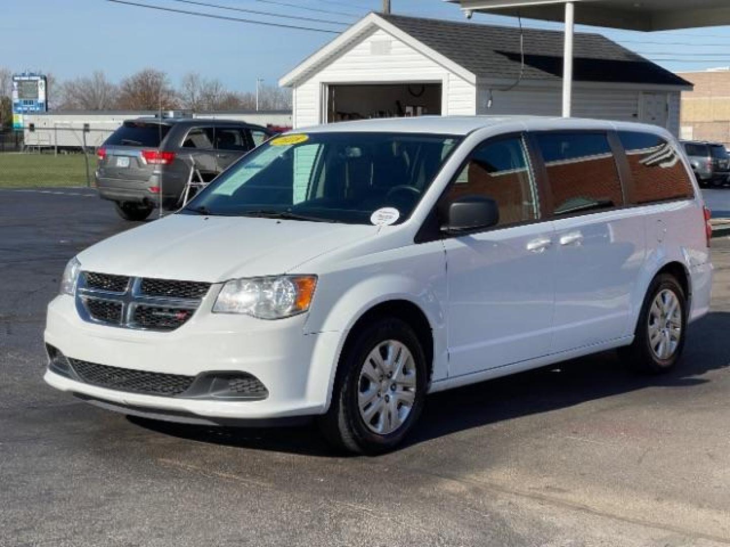 2018 White Knuckle Clear Coat Dodge Grand Caravan SE (2C4RDGBG0JR) with an 3.6L V6 DOHC 24V engine, 6-Speed Automatic transmission, located at 4508 South Dixie Dr, Moraine, OH, 45439, (937) 908-9800, 39.690136, -84.216438 - Photo#1