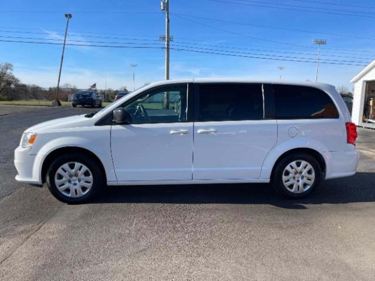 2018 White Knuckle Clear Coat Dodge Grand Caravan SE (2C4RDGBG0JR) with an 3.6L V6 DOHC 24V engine, 6-Speed Automatic transmission, located at 4508 South Dixie Dr, Moraine, OH, 45439, (937) 908-9800, 39.690136, -84.216438 - Photo#2