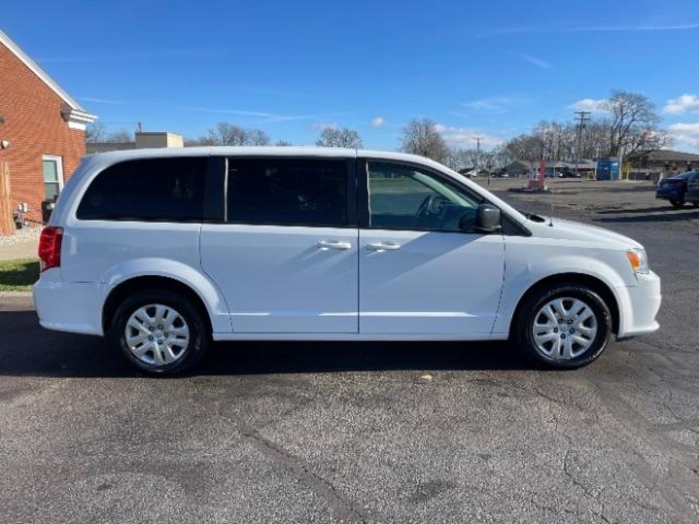 2018 White Knuckle Clear Coat Dodge Grand Caravan SE (2C4RDGBG0JR) with an 3.6L V6 DOHC 24V engine, 6-Speed Automatic transmission, located at 4508 South Dixie Dr, Moraine, OH, 45439, (937) 908-9800, 39.690136, -84.216438 - Photo#3