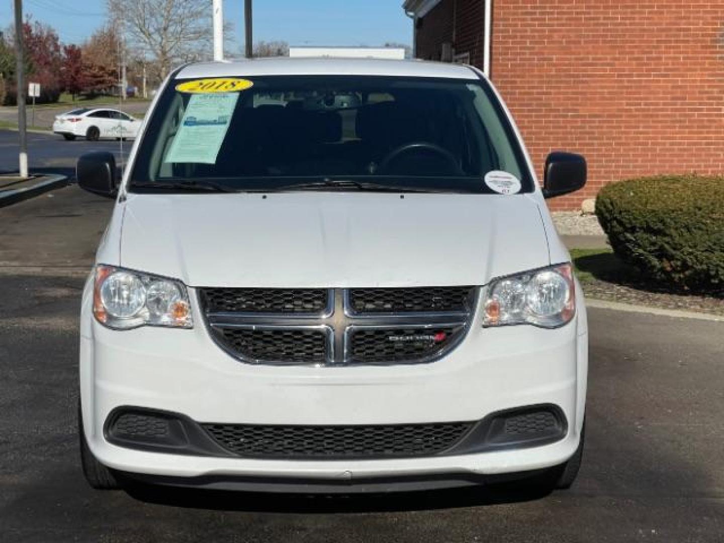 2018 White Knuckle Clear Coat Dodge Grand Caravan SE (2C4RDGBG0JR) with an 3.6L V6 DOHC 24V engine, 6-Speed Automatic transmission, located at 4508 South Dixie Dr, Moraine, OH, 45439, (937) 908-9800, 39.690136, -84.216438 - Photo#4