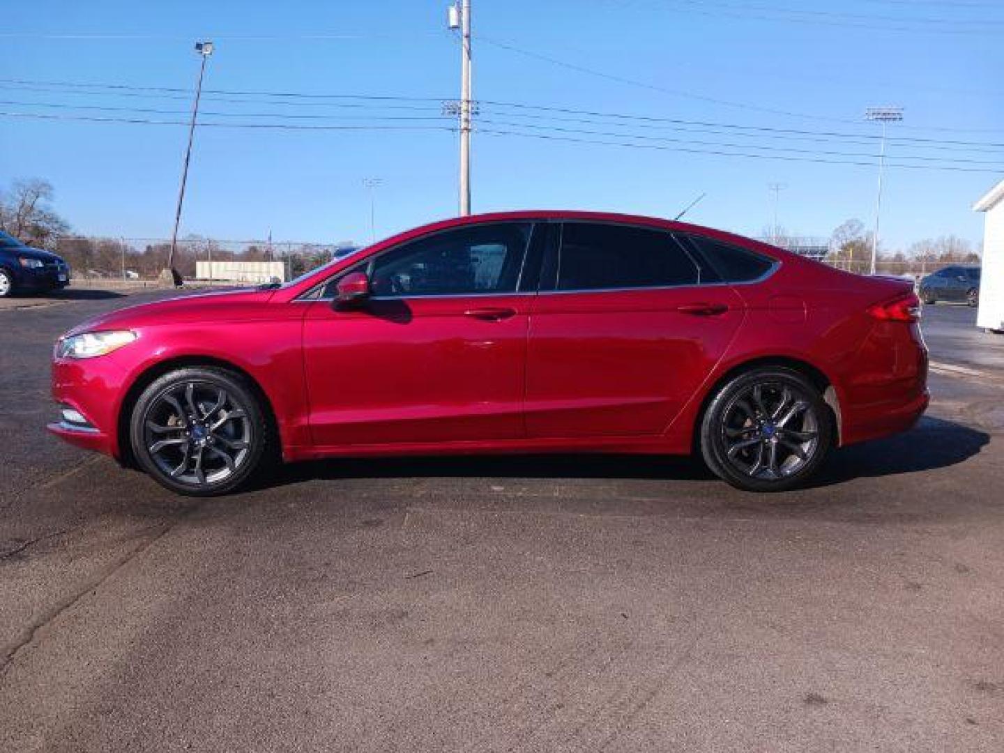 2018 Burgundy Velvet Metallic Tinted Clearcoat Ford Fusion SE (3FA6P0HDXJR) with an 1.5L L4 DOHC 16V engine, 6-Speed Automatic transmission, located at 1230 East Main St, Xenia, OH, 45385, (937) 908-9800, 39.687321, -83.910294 - Photo#3