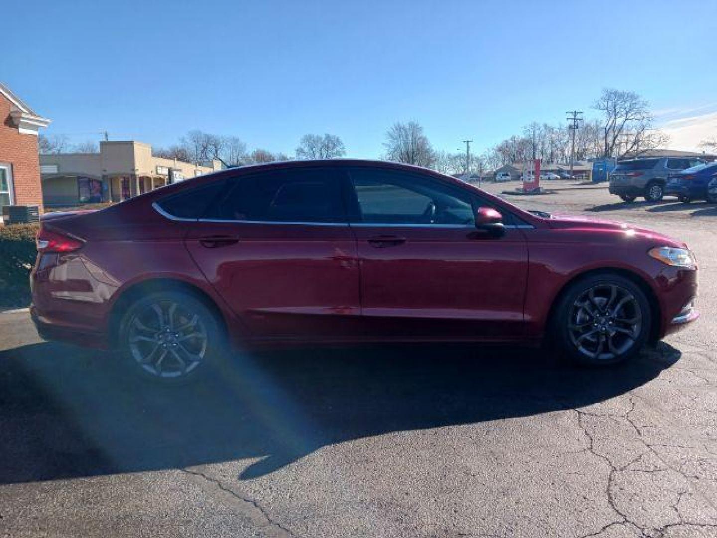 2018 Burgundy Velvet Metallic Tinted Clearcoat Ford Fusion SE (3FA6P0HDXJR) with an 1.5L L4 DOHC 16V engine, 6-Speed Automatic transmission, located at 1230 East Main St, Xenia, OH, 45385, (937) 908-9800, 39.687321, -83.910294 - Photo#4