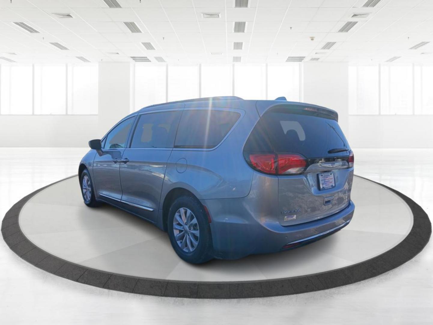 2019 Chrysler Pacifica Touring-L (2C4RC1BG5KR) with an 3.6L V6 DOHC 24V engine, 9-Speed Automatic transmission, located at 401 Woodman Dr, Riverside, OH, 45431, (937) 908-9800, 39.760899, -84.123421 - 2019 Chrysler Pacifica Touring-L - Photo#4